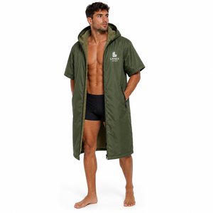 Parka de bain unisexe personnalisée imperméable à capuche doublée polaire verte, séchage rapide, robe de change à manches courtes et fermeture éclair intégrale pour la natation - Product Image 1