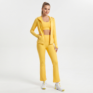 Ensemble de yoga 3 pièces pour femme en polyester, comprenant une veste à capuche coupe ajustée, un legging évasé et un soutien-gorge de sport dos nageur à capuche. Vente en gros. - Product Image 3