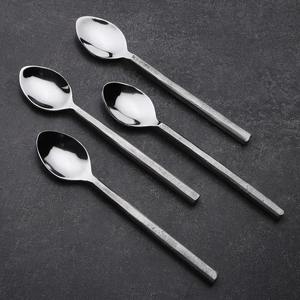 Juego de 4 cucharas modernas con cabezas de acero inoxidable con acabado espejo y mangos texturizados para cenas y uso doméstico - Product Image 2