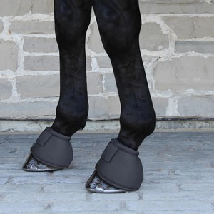 Protège-jambes noirs en maille respirante pour chevaux avec fermeture auto-agrippante - Product Image 4