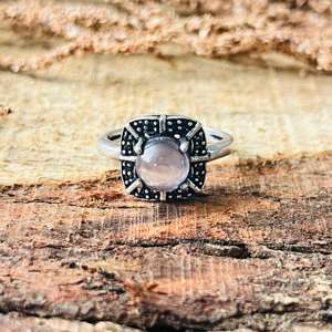 Anillo de Cuarzo Rosa, Anillo Geométrico Boho para Mujer, Joyería de Latón Plateado Oxidado, Venta al por Mayor - Product Image 1