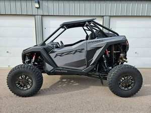 RZR Pro S Ultimate 1000cc 4 Tiempos EFI 2WD UTV Deportivo con Bloqueo de Diferencial, EPS, Suspensión Todoterreno, Certificado EPA y EEC - Product Image 4