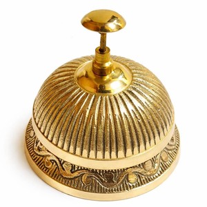 Cloche de bureau classique en laiton pour l'hôtellerie avec gravure détaillée, son clair et fort, idéale pour les réceptions d'hôtel, les bureaux et les comptoirs de service - Product Image 3