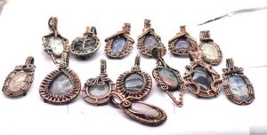Collier pendentif artisanal vintage en fil de cuivre enroulé avec cristaux, breloques en pierre naturelle et strass pour femme, idéal pour les fêtes chrétiennes - Product Image 2