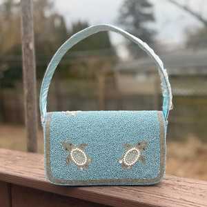 Sac à main rectangulaire artisanal en polyester bleu clair, motif tortue perlé, broderie artisanale, textile lavable, objet d'art de collection - Product Image 5
