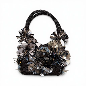 Elegantes bolsos metálicos con detalles florales en exhibición, perfectos para bodas nocturnas y uso casual, disponibles para la venta. - Product Image 1
