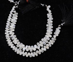 Cuentas facetadas de piedra lunar arcoíris blanca natural en forma de lágrima de 4x6 mm, cuentas de piedra lunar en forma de gota de 8 pulgadas, cuentas facetadas de piedra lunar arcoíris con perforación lateral. - Product Image 1