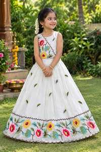Ensemble Lehenga Traditionnel Indien et Pakistanais pour Fille, Vert et Rose, avec Dupatta Brodé en Soie Premium pour Mariages et Occasions Spéciales comme Diwali - Product Image 2