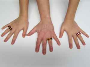 Vente en gros personnalisée de la meilleure qualité fabriquée à la main de haute qualité belle bague en résine colorée pour les femmes faite à la main en Inde - Product Image 4