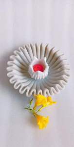 Urli moderne en marbre blanc, forme de fleur festonnée, fait main, pour mariage et réceptions - Product Image 4