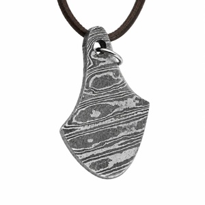Collier pendentif moderne en acier Damas fait main avec motif texturé sur cordon marron – Cadeau promotionnel Saint-Valentin - Product Image 5