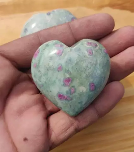 Adorno de Piedra Tallada en Forma de Corazón con Cristal de Rubí Menta para Regalo o Decoración - Product Image 3