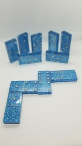Fabrication sur mesure de jeux de dominos miniatures de haute qualité, écologiques, en résine, double six, avec boîte personnalisée en couleur. - Product Image 2