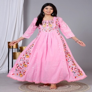 Conjunto de Kurta Anarkali de Algodón Rosa Elegante y Estilizado NIYANI con Bordado Intrincado y Dupatta para Bodas, Fiestas y Playa, Largo hasta el Tobillo para Mujer - Product Image 1
