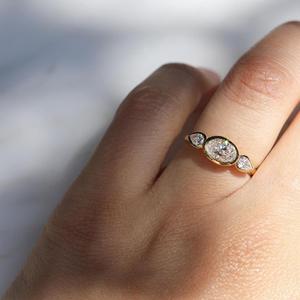 Bague de fiançailles vintage East West à trois pierres en moissanite taille ovale 1,75 CTW, sertie clos, en argent 925, pour mariage et anniversaire - Product Image 4