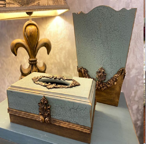 Boîte à mouchoirs bleu clair effet craquelé d'inspiration vintage avec détails floraux pour une décoration intérieure coordonnée, disponible au prix de gros - Product Image 1