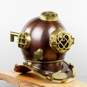 Casco de Buceo Metálico Vintage Modelo Mark V con Grabado en Relieve, Estilo Antiguo, para Decoración del Hogar - Marco Enterprises - Product Image 1