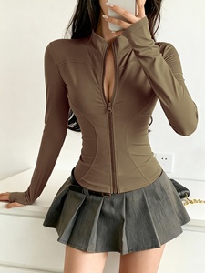 Veste de yoga haute performance avec trous pour les pouces et tissu avancé, coupe décontractée, veste de yoga décontractée prête pour l'aventure en plein air - Product Image 3