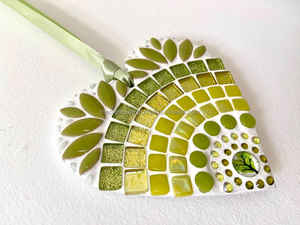 Décoration suspendue en mosaïque de verre et bois TCE, artisanat Art Déco, motif cœur, faite à la main, ornementale, ETHEREAL BLUSH BLOSSOM - Product Image 5