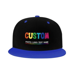 Casquette Snapback personnalisée à 6 panneaux, noire avec visière bleue, ajustable, unisexe, style urbain, en coton, avec logo lettres colorées sur le pan gauche - Product Image 1