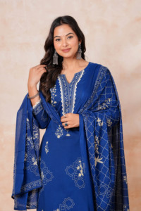 ชุดกางเกงคุร์ตาพิมพ์ลายสีน้ำเงินรอยัลสำหรับผู้หญิง |   ชุดคุร์ตีทรงตรงแบบดั้งเดิมพร้อมผ้าคลุมไหล่ดีไซน์เนอร์ - Product Image 4