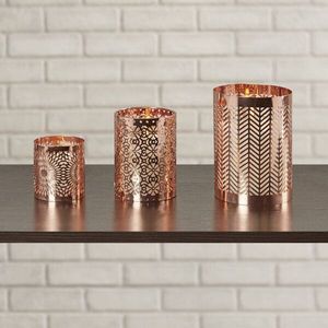 Portavelas de metal artesanales diseñados para realzar interiores con iluminación tranquila y forma artística. - Product Image 4