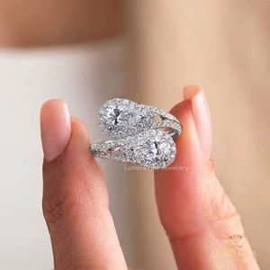 Anillo de diamantes cultivados en laboratorio Toi et Moi de moda con halo individual pavé, moderno de dos piedras y elegante con vástago dividido. - Product Image 1