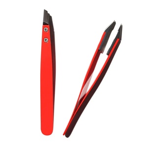Pince à épiler de luxe Ryzer Studio, moderne, rouge, en acier inoxydable, à pointe incurvée, design durable pour une mise en forme précise - Product Image 1
