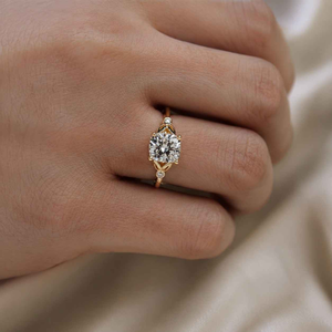 Anillo de Compromiso con Diamante Cultivado en Laboratorio, Corte Cojín, Claridad VS-VVS, Color Vívido Fantasía, Certificado IGI, Oro Amarillo, Joyería de Lujo para Mujer - Product Image 5