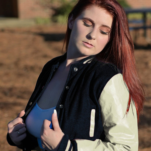 Veste courte universitaire pour femme, style Letterman, noir et beige, avec manches en similicuir, vêtement d'extérieur décontracté, mode féminine - Product Image 2