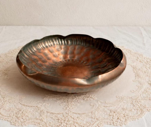 Corbeille à fruits vintage en cuivre martelé, bord festonné, décorative, rustique, en métal, faite à la main, centre de table, récipient polyvalent de style primitif - Product Image 3
