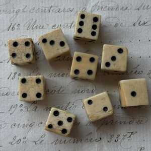 Vintage Antique Bone Six-Sided Dice Set <b>Retro</b> Carved Bone Style Gaming Dice for Indoor Tabletop Game All Seasons Room Accent - Product Image 5