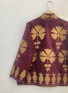 Chaqueta de terciopelo bordada Suzani color granate de lujo para mujer |   Abrigo Étnico Acolchado de Invierno. - Product Image 4