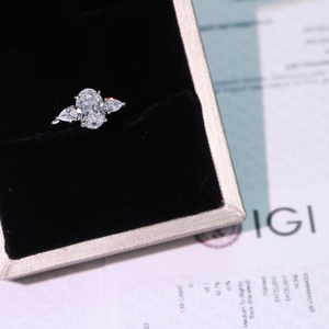 แหวนเพชรทรงรีเม็ดเดี่ยวสามเม็ด ดีไซน์พิเศษ เพชรเพาะเลี้ยง รับรองโดย IGI สี D E F ความสะอาด VVS VS ทองคำ ทองชมพู ทองคำขาว เงิน - Product Image 5