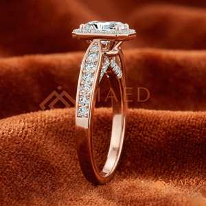 แหวนหมั้นโรแมนติกทองคำ 14K โรสโกลด์ทรงเรเดียนท์คัท ประดับด้วยเพชรแบบฮาโล - เครื่องประดับเจ้าสาวสั่งทำพิเศษ - Product Image 3