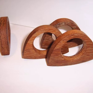 Anneau de serviette en bois élégant, fait main, classique, écologique et durable, décoration de table à manger, accessoires de luxe pour mariage et hôtel par Tradebyd - Product Image 1