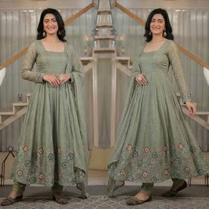 Ensemble ANARKALI PENT DUPATTA en soie lourde et crépue avec broderie de sequins de 5 mm - Product Image 1