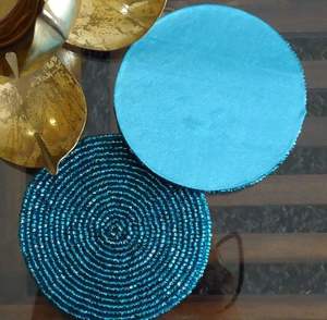 Ensemble de sous-verres en perles de verre spirales bleu sarcelle avec support en tissu, tapis rond pour boissons, accessoire de décoration pour une maison et une cuisine vibrantes - Product Image 1