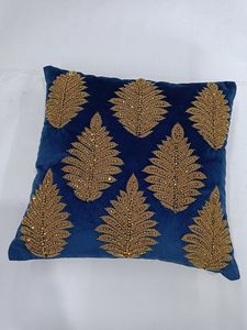 Housse de coussin à fleurs perlées faite à la main au design unique avec broderie florale or et crème – Fournisseur en gros - Product Image 5