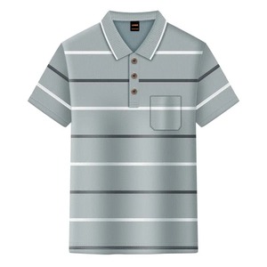 เสื้อโปโลผู้ชายลายทางถักแขนสั้นลำลองมีกระเป๋าสีเทา - Product Image 1