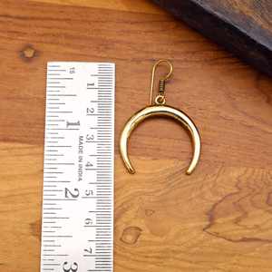Pendientes de luna creciente Pendientes de gota colgantes minimalistas en latón Joyería lunar Bohemia vintage Regalo de mujer celestial - Product Image 3