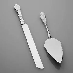 Ensemble de spatules à gâteau modernes en acier inoxydable avec poignée design pour servir élégamment les gâteaux sur les tables de desserts et lors d'événements à domicile - Product Image 4