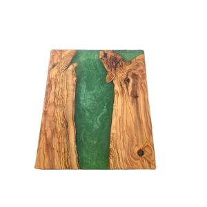 Tabla de cortar de resina con capas de resina de océano brillante a través de una pieza hecha a mano con base de madera ideal para servir y rebanar alimentos - Product Image 1