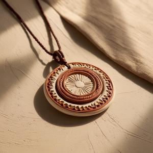 Ensemble de pendentifs légers de style bohème, inspirés du patrimoine, peints à la main en Inde, fabriqués de manière éthique, pendentifs et breloques de mode bio - Product Image 1