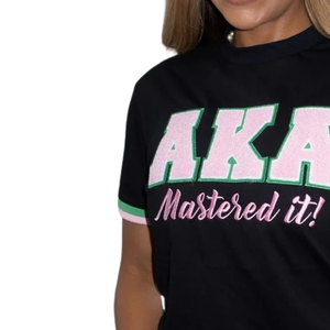   Camiseta negra Mastered It para mujer, de manga corta y cuello redondo, con estampado gráfico de letras griegas en rosa y verde, top informal de moda para hermandades. - Product Image 3
