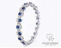 Bracelet tennis de luxe en or blanc 18 carats avec saphirs bleus et diamants, design vague, pavé d'accentuations de saphirs de laboratoire, bijou raffiné intemporel