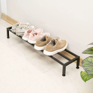 Organisateur de chaussures minimaliste en fer avec des lignes épurées, parfait pour les maisons contemporaines et une gestion efficace de l'espace - Product Image 1