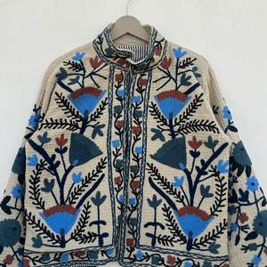 Chaqueta Acolchada de Algodón Suzani Bordada a Mano |   Abrigo Étnico Colorido de Invierno |   Regalo para ella: Chaqueta - Product Image 3