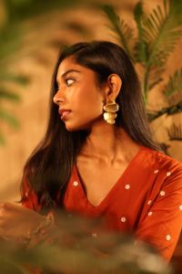 Pendientes Esculpidos Chapados en Oro |   Pendientes de Diseño Abstracto en Latón Hechos a Mano para Mujer - Product Image 6