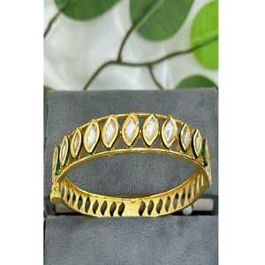 Bracelet ouvrable en Moissanite Polki Kundan de qualité supérieure, finition or radiant, avec détails en Meena, idéal pour les mariages et les soirées. - Product Image 2